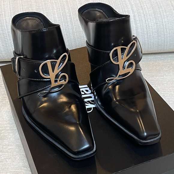 Luar Shoes - New in Box Luar Jehan Black Belted Mules